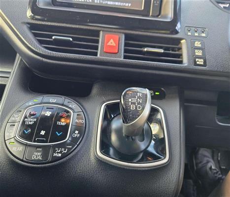 2014 Toyota Noah thumbnail