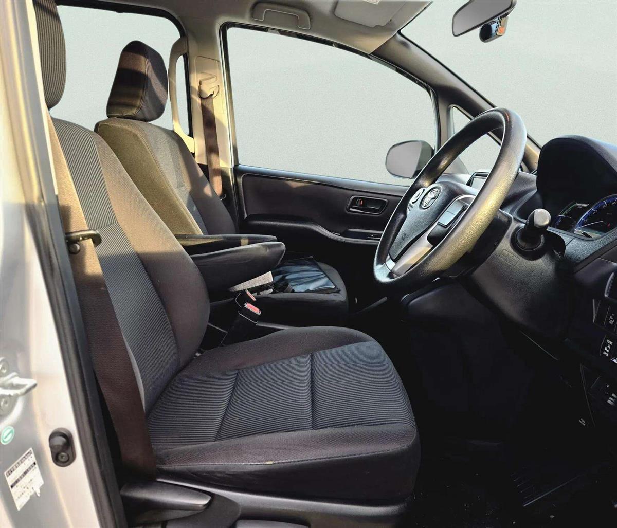 2014 Toyota Noah thumbnail