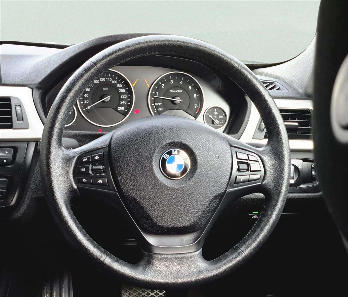 2015 BMW 320i thumbnail