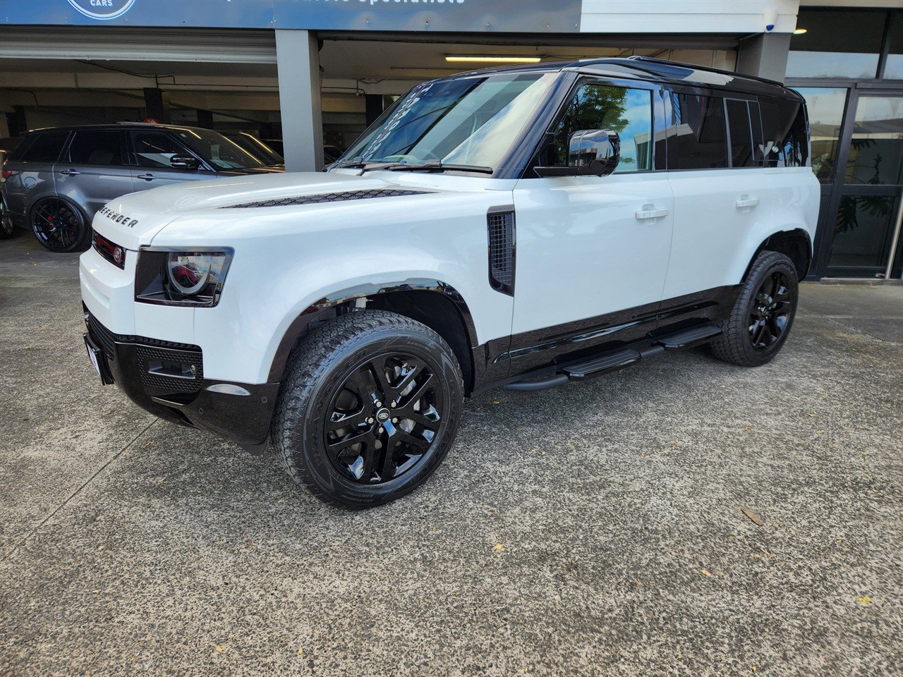 2024 Land Rover Defender thumbnail