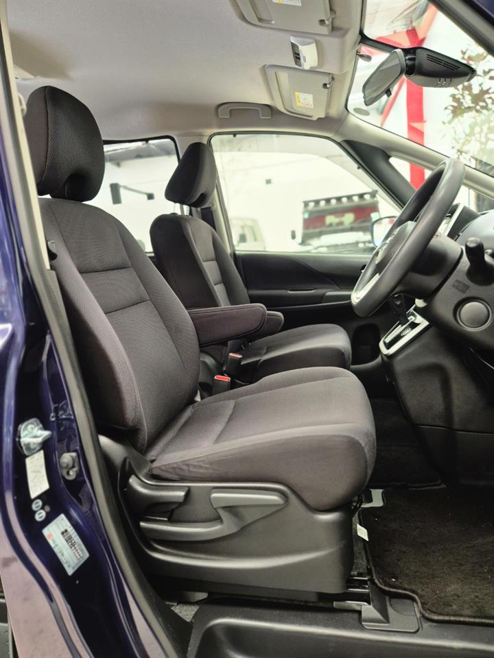 2016 Nissan Serena thumbnail