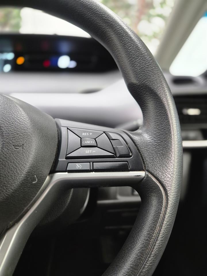 2016 Nissan Serena thumbnail