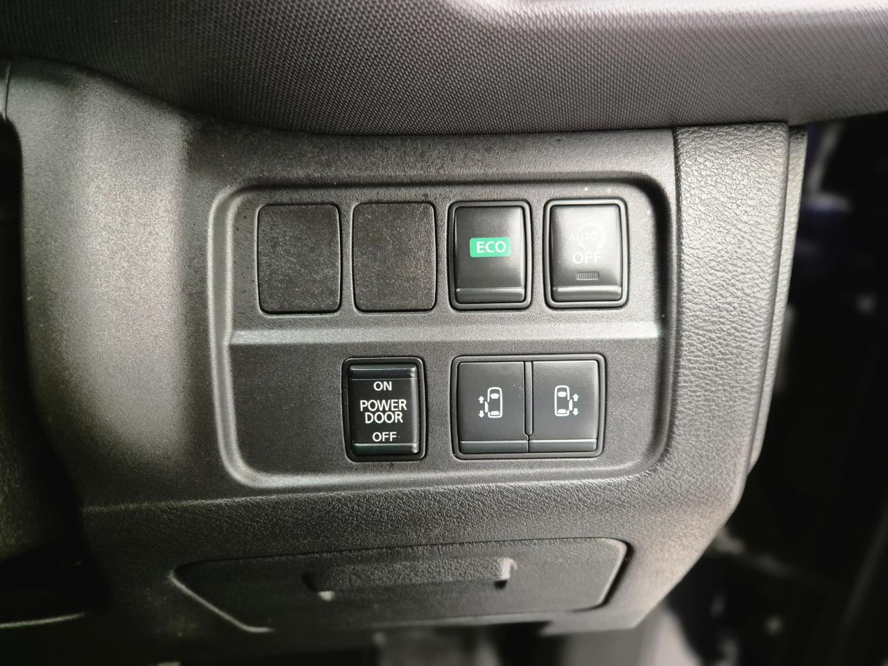 2016 Nissan Serena thumbnail