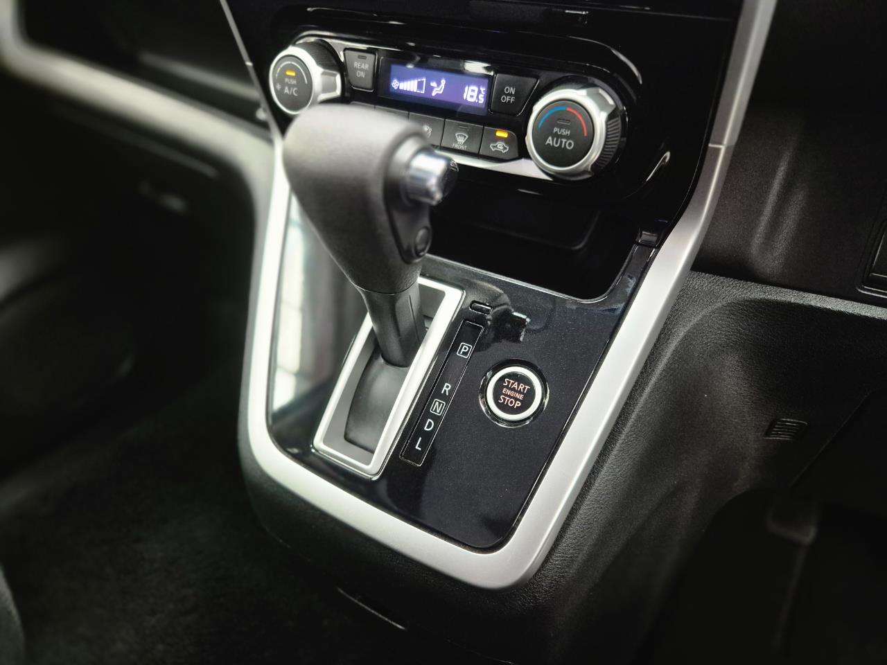 2016 Nissan Serena thumbnail