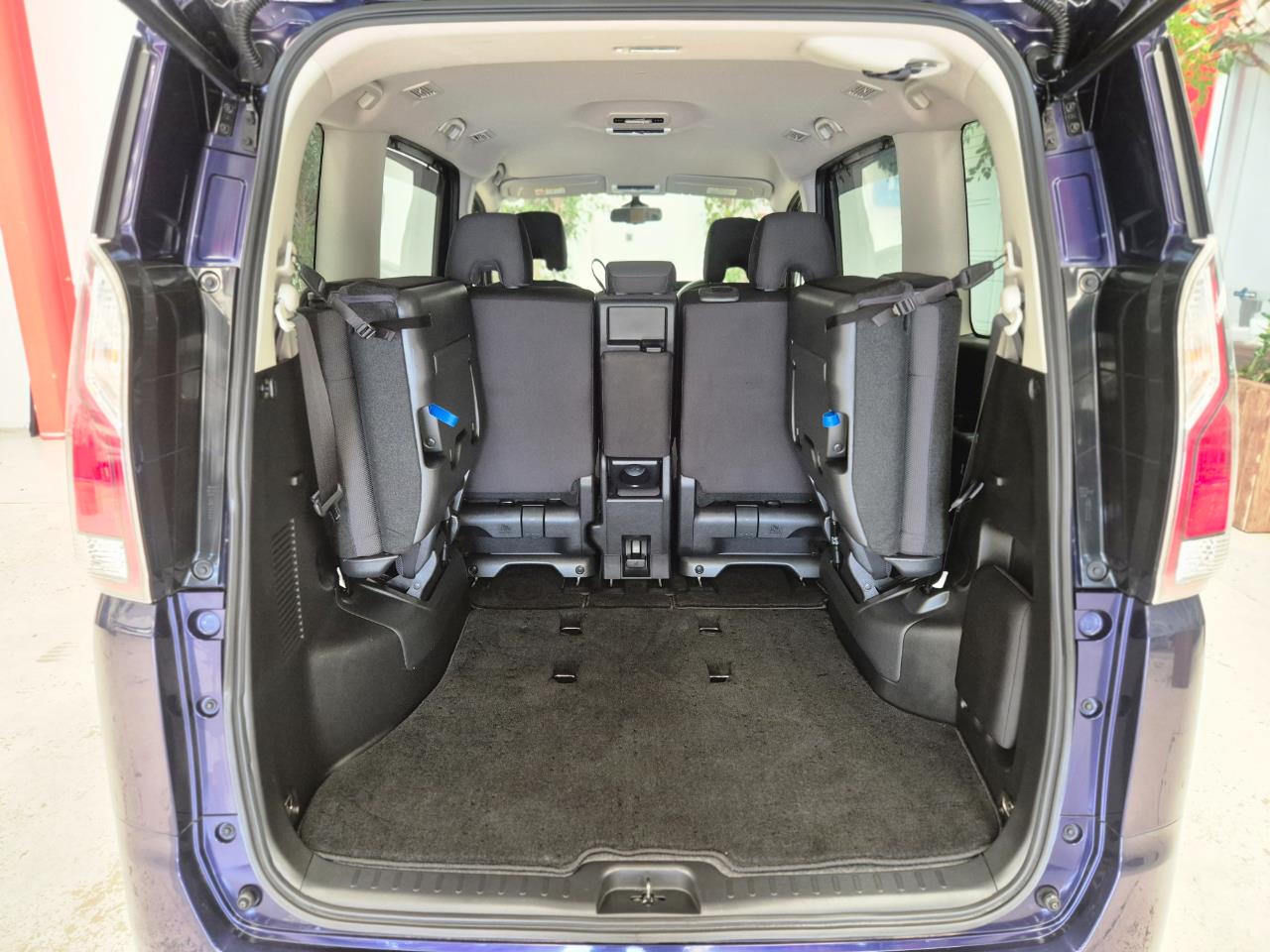 2016 Nissan Serena thumbnail