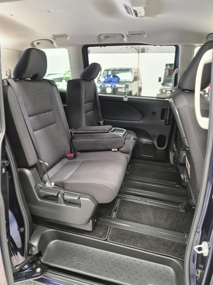 2016 Nissan Serena thumbnail