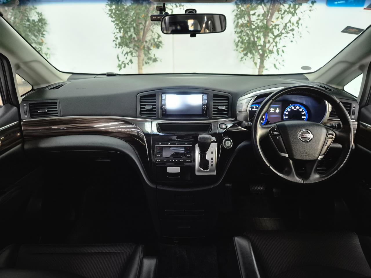2017 Nissan Elgrand thumbnail