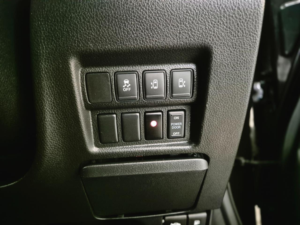 2017 Nissan Elgrand thumbnail