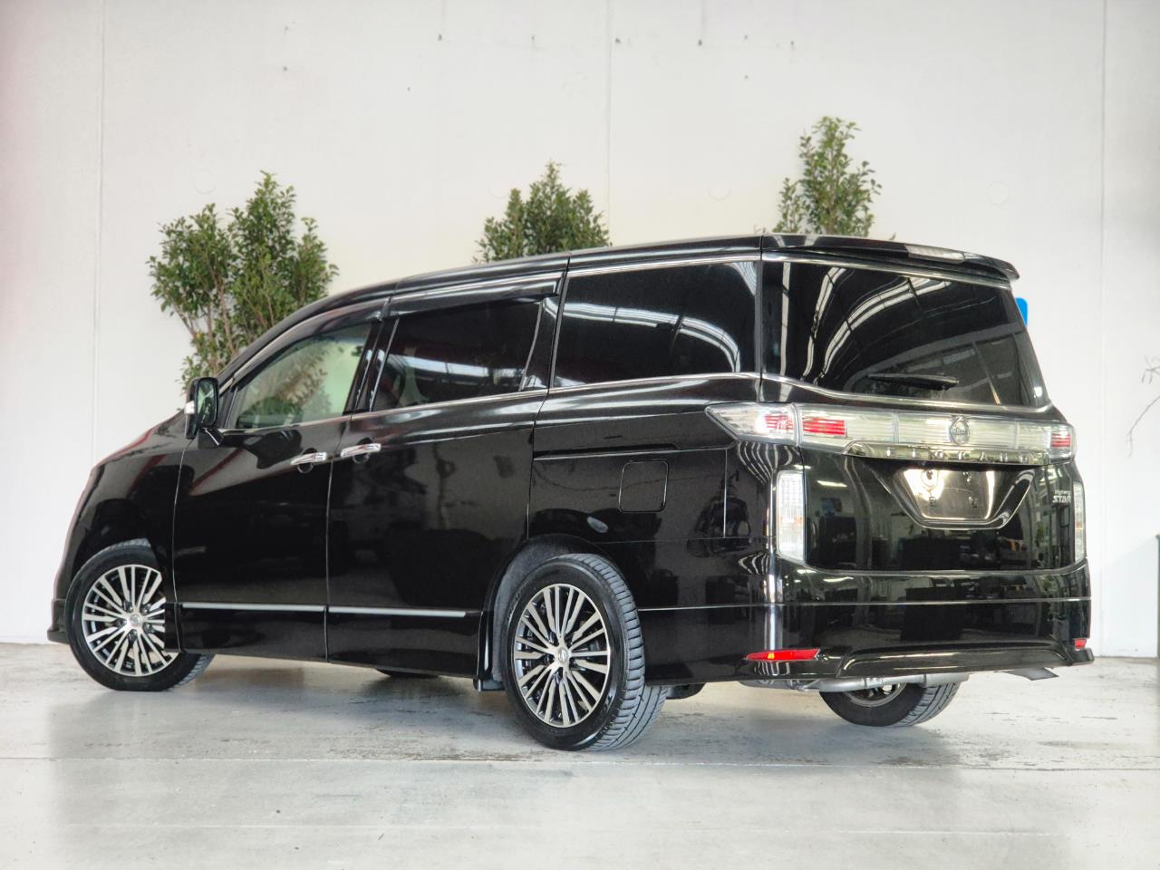 2017 Nissan Elgrand thumbnail