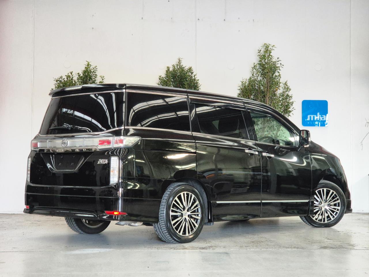 2017 Nissan Elgrand thumbnail
