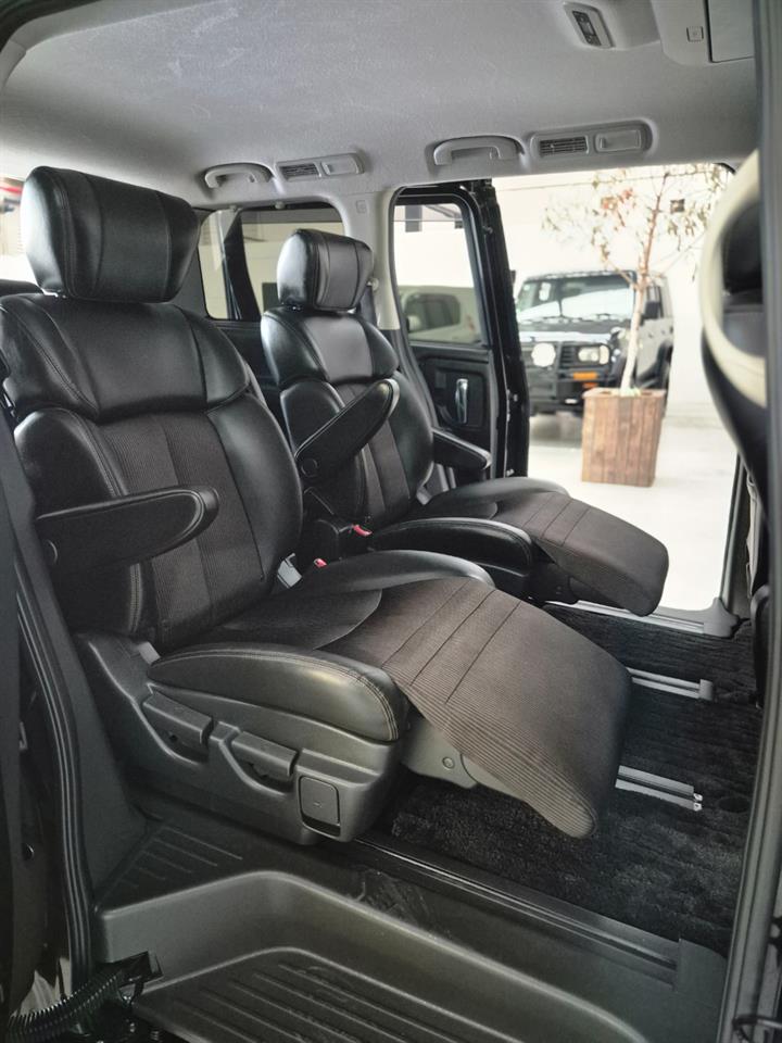 2017 Nissan Elgrand thumbnail