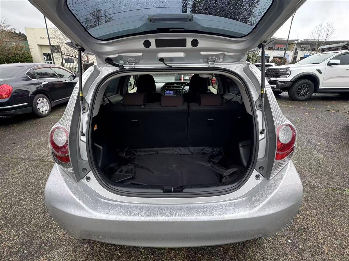 2013 Toyota Aqua thumbnail