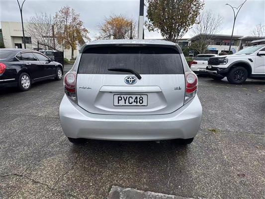 2013 Toyota Aqua thumbnail