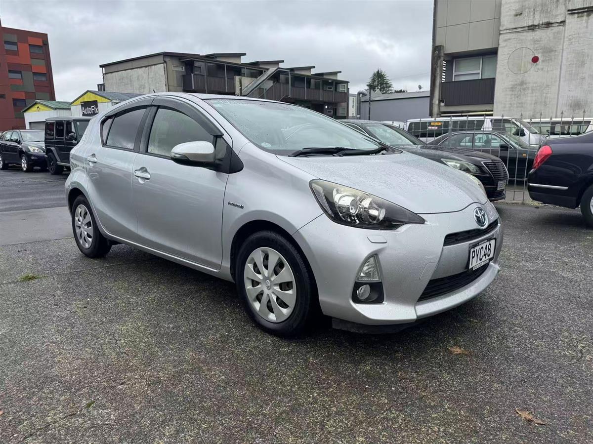 2013 Toyota Aqua thumbnail