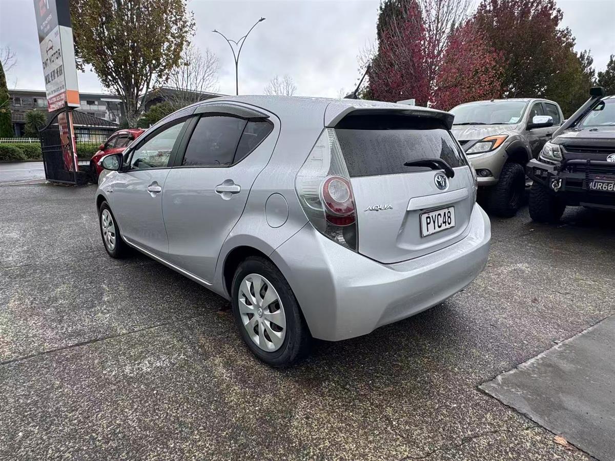 2013 Toyota Aqua thumbnail