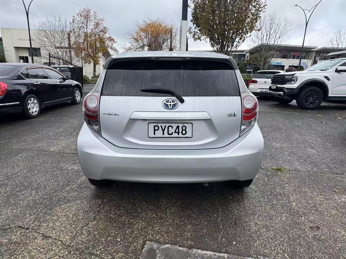 2013 Toyota Aqua thumbnail