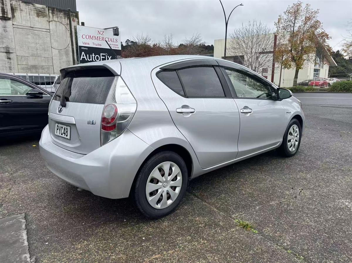 2013 Toyota Aqua thumbnail