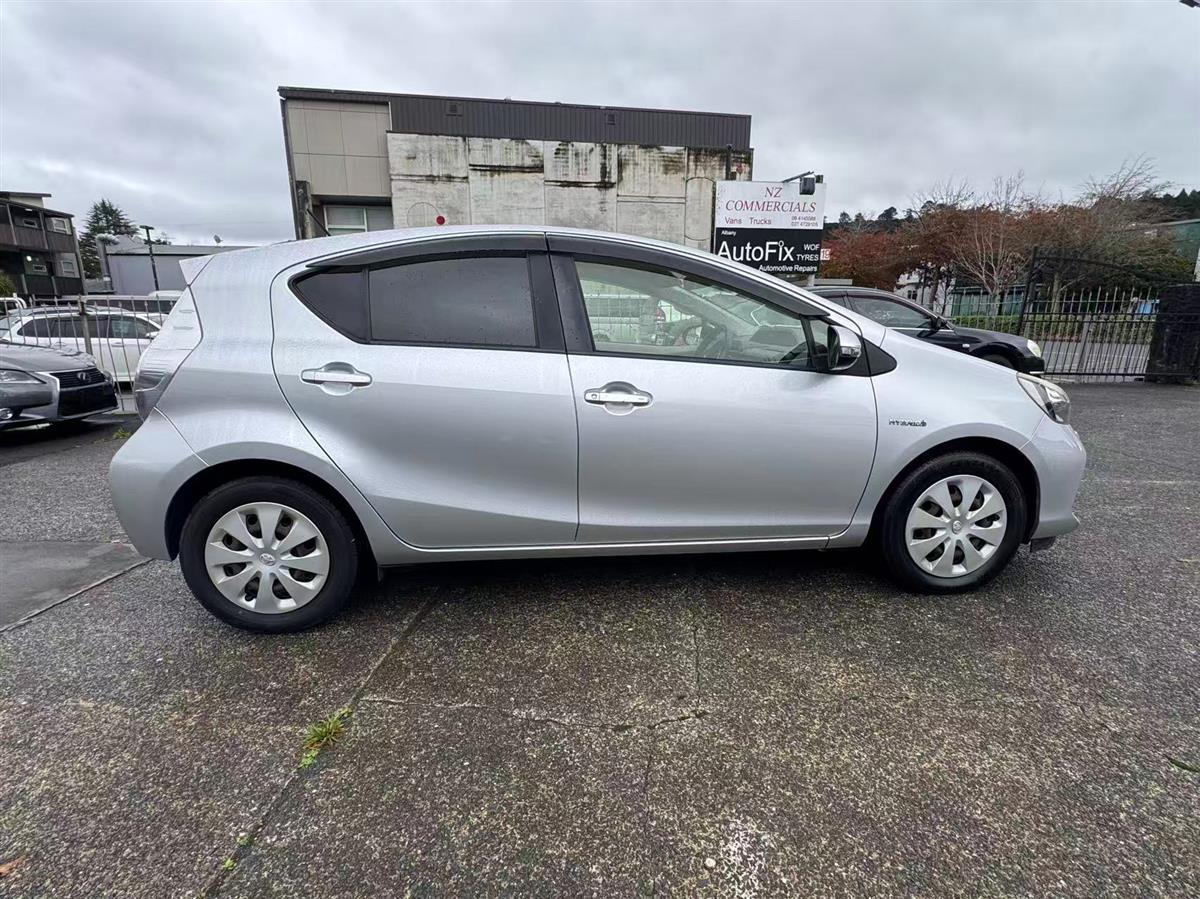2013 Toyota Aqua thumbnail