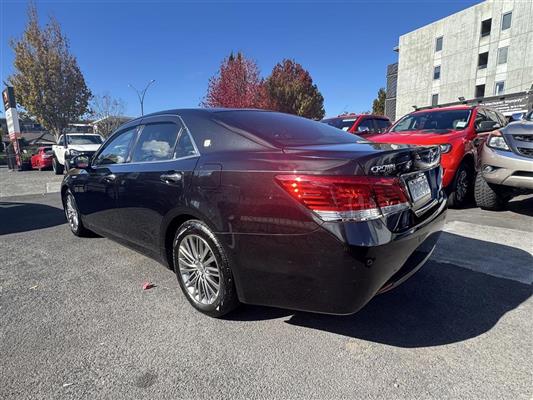 2014 Toyota Crown thumbnail