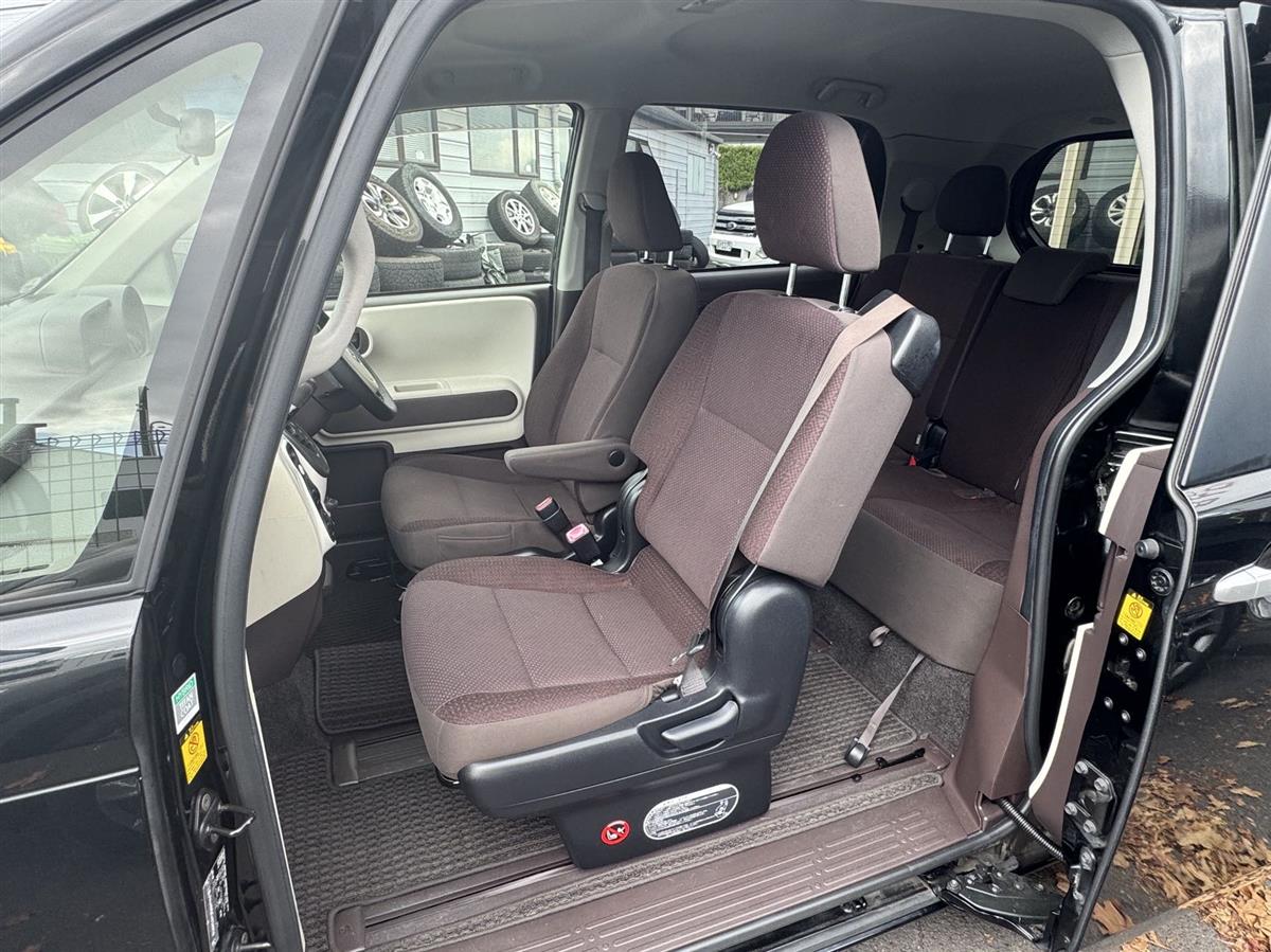 2012 Toyota Porte thumbnail