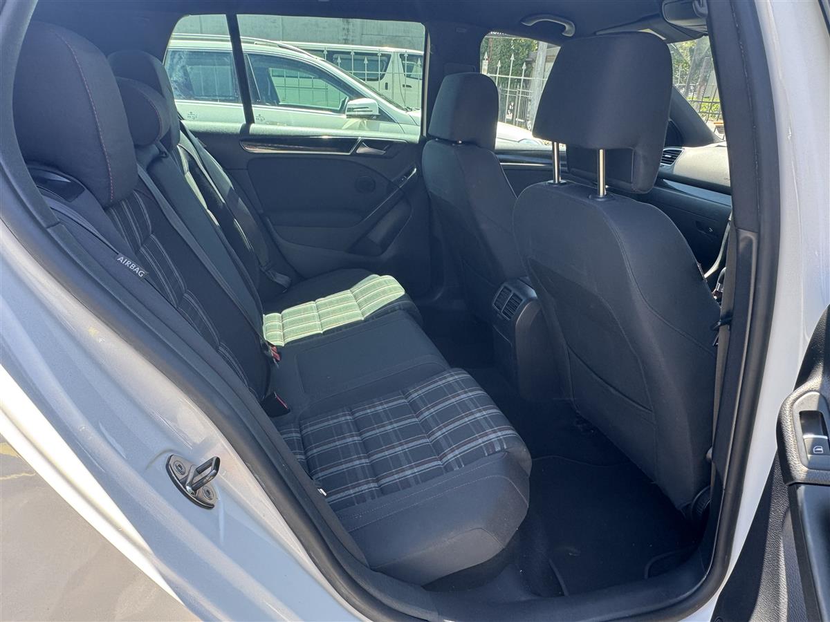 2011 Volkswagen Golf thumbnail