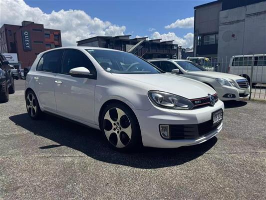 2011 Volkswagen Golf thumbnail