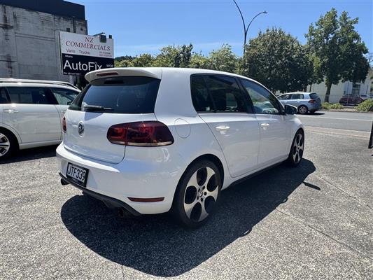 2011 Volkswagen Golf thumbnail