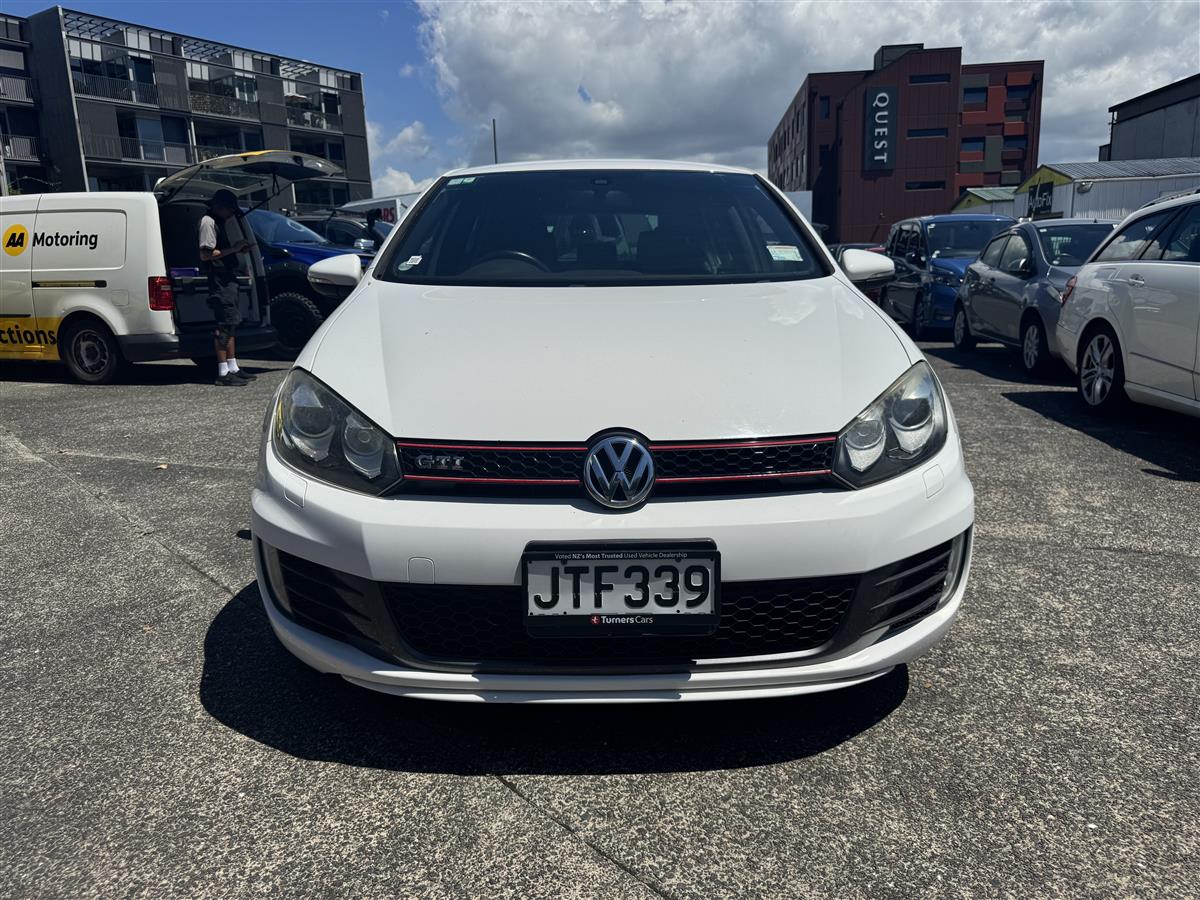 2011 Volkswagen Golf thumbnail