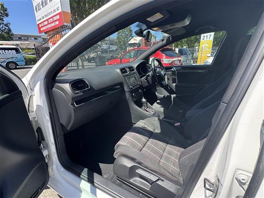 2011 Volkswagen Golf thumbnail