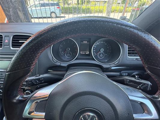 2011 Volkswagen Golf thumbnail