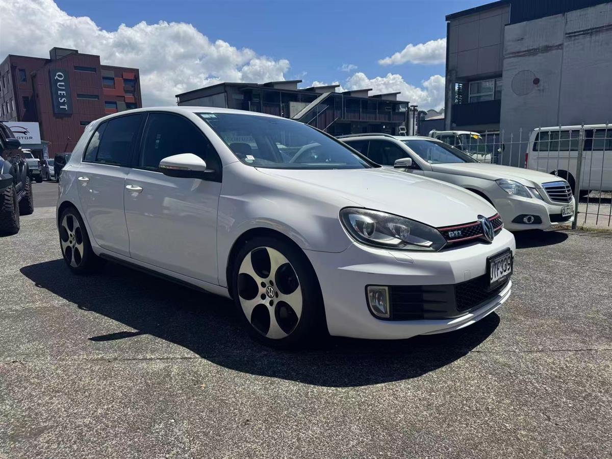 2011 Volkswagen Golf thumbnail