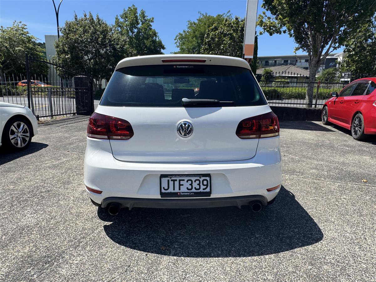 2011 Volkswagen Golf thumbnail