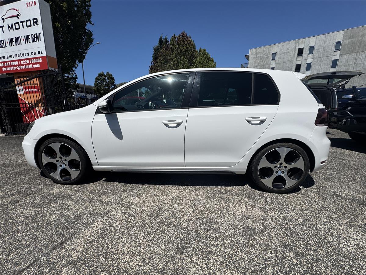 2011 Volkswagen Golf thumbnail