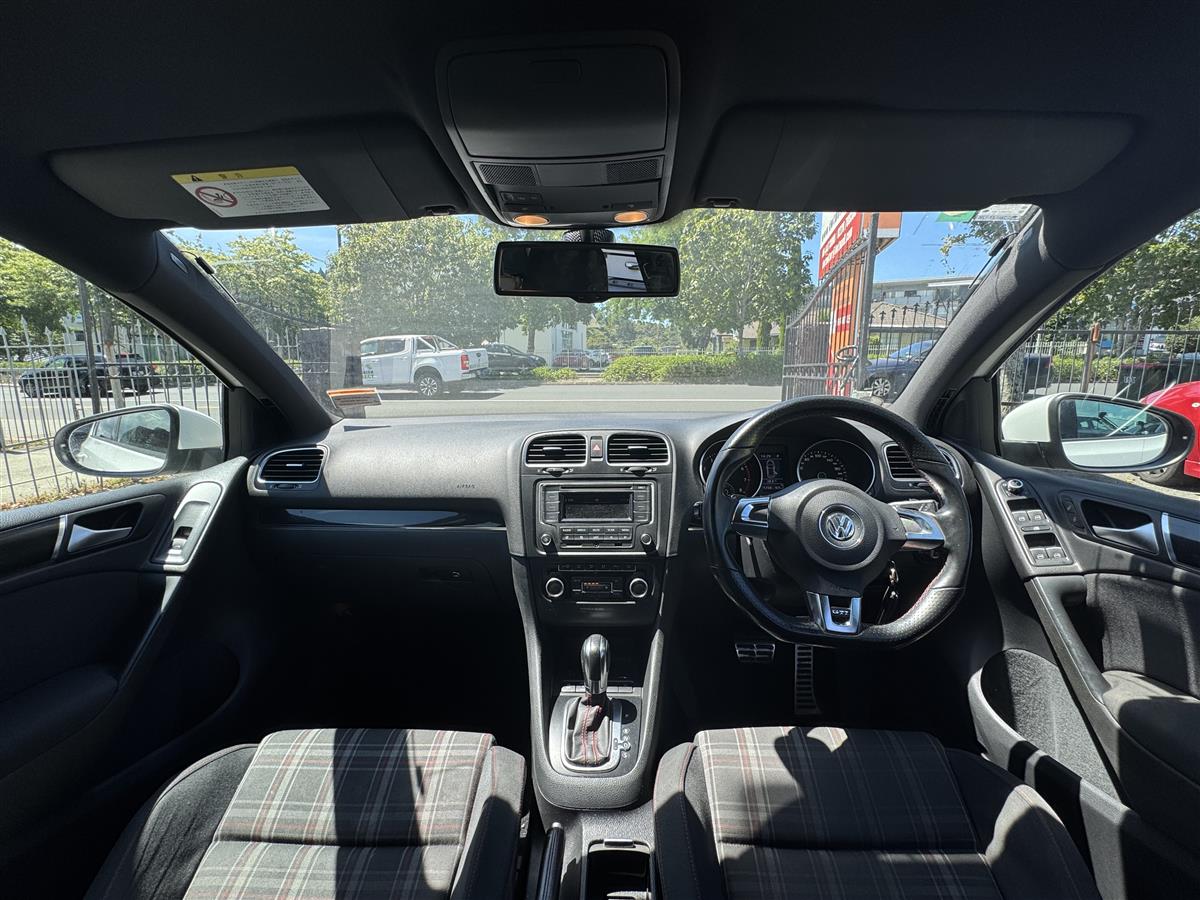 2011 Volkswagen Golf thumbnail