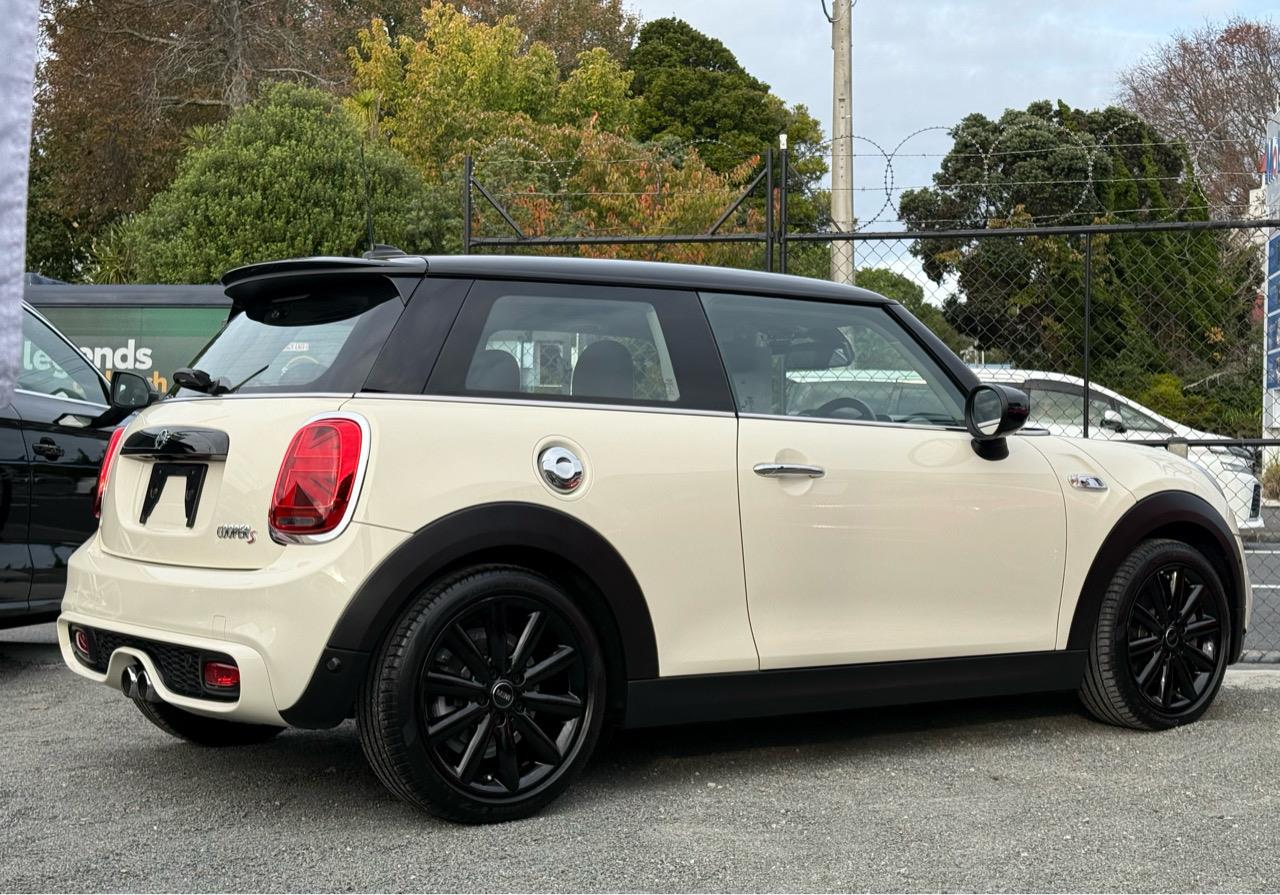 2021 Mini Cooper thumbnail