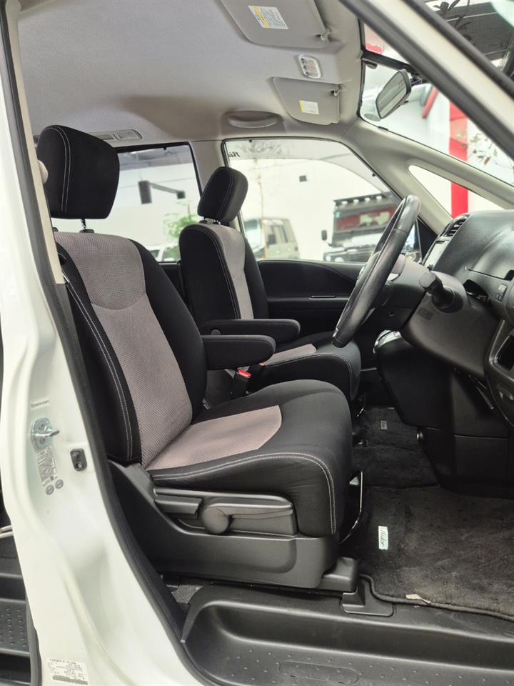 2013 Nissan Serena thumbnail