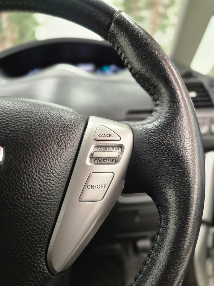 2013 Nissan Serena thumbnail
