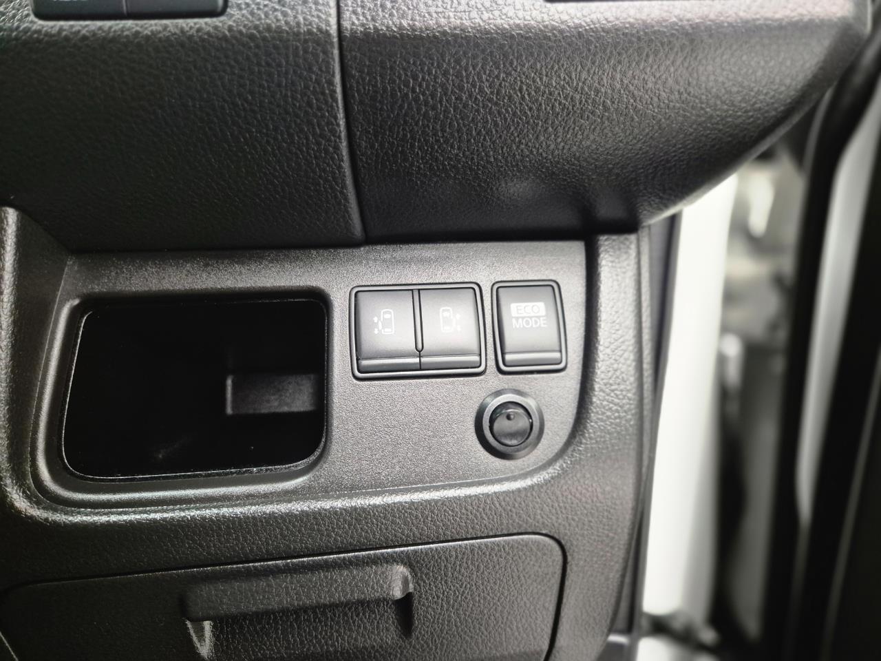 2013 Nissan Serena thumbnail