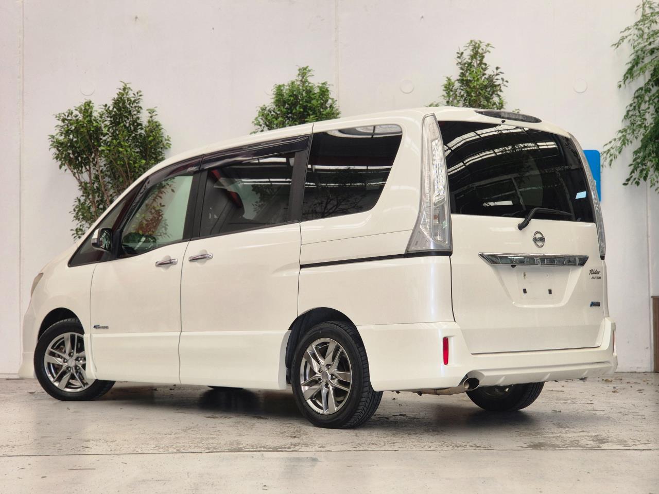 2013 Nissan Serena thumbnail
