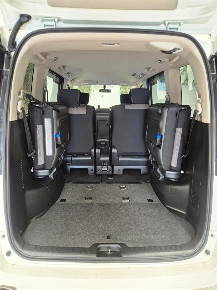 2013 Nissan Serena thumbnail
