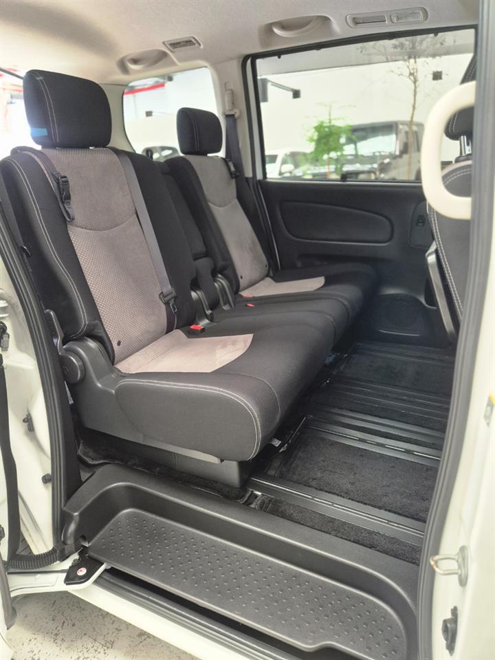2013 Nissan Serena thumbnail