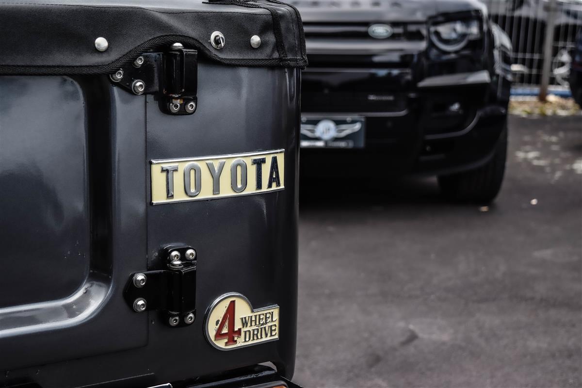 2012 Toyota Land thumbnail