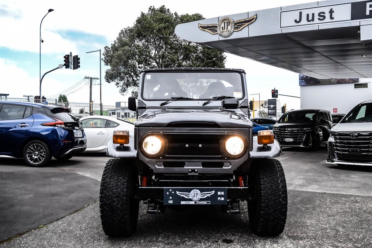 2012 Toyota Land thumbnail