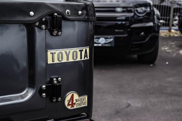 2012 Toyota Land thumbnail