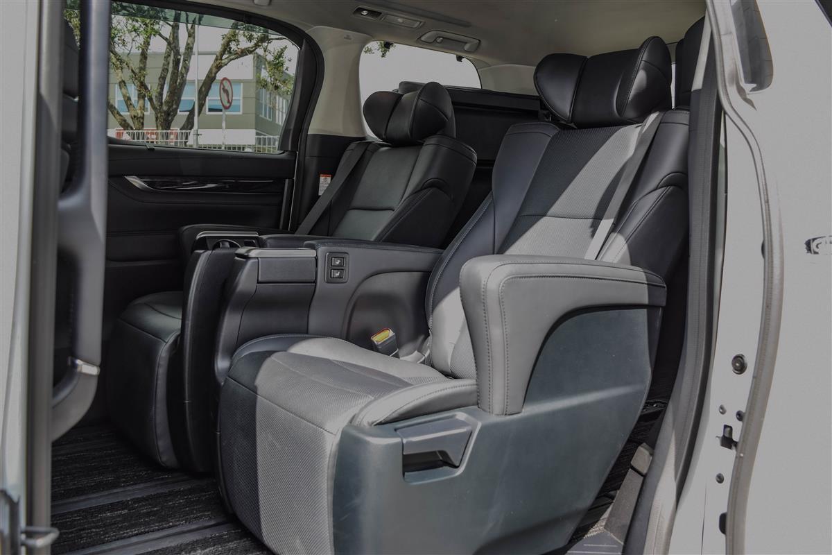 2022 Toyota Alphard thumbnail