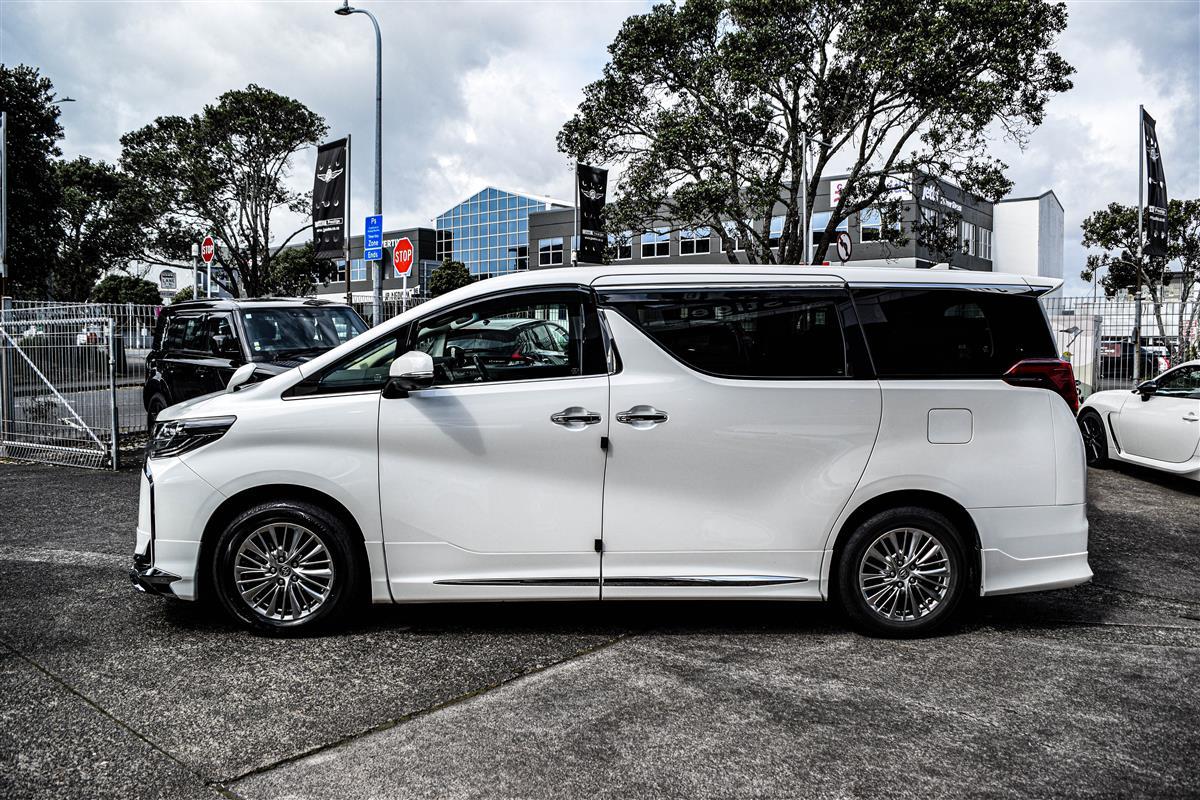 2022 Toyota Alphard thumbnail