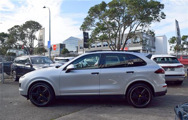 2018 Porsche Cayenne thumbnail