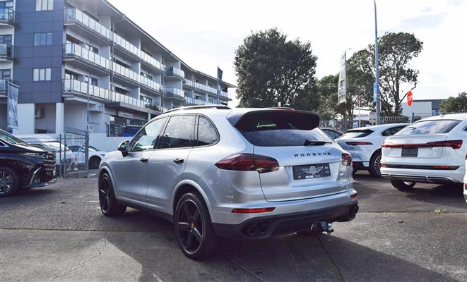 2018 Porsche Cayenne thumbnail