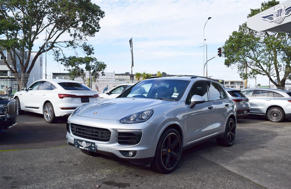 2018 Porsche Cayenne thumbnail
