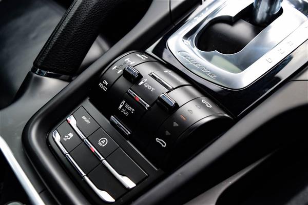 2018 Porsche Cayenne thumbnail